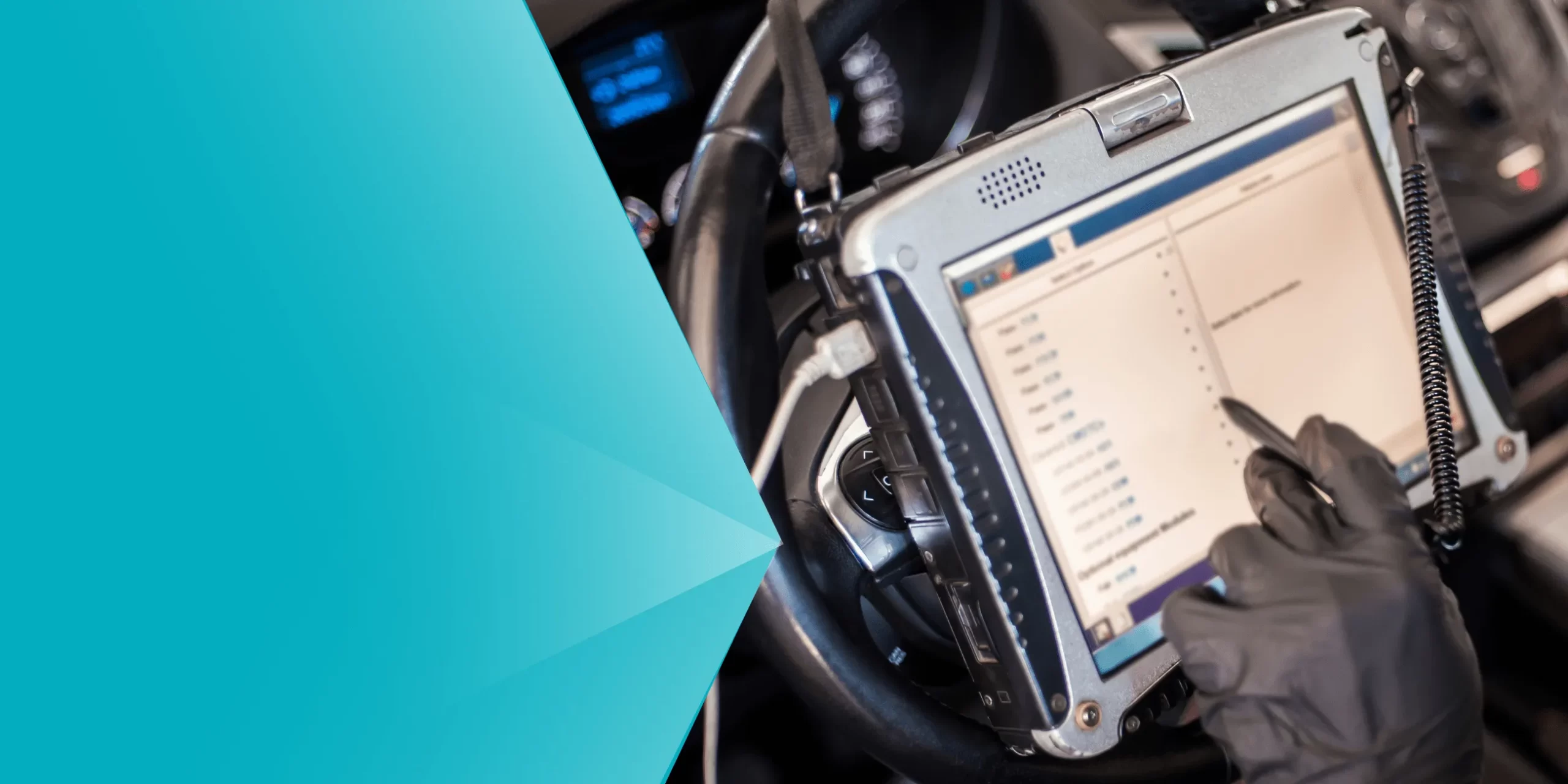 Técnico DiagnostiCAR con tablet sobre el motor