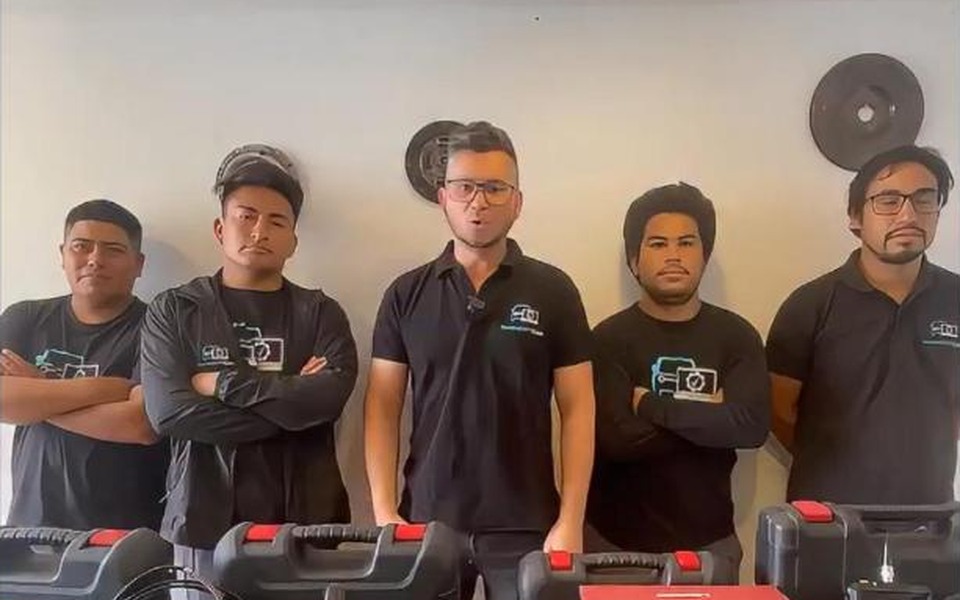 Equipo técnico de DiagnostiCAR con equipos de diagnóstico